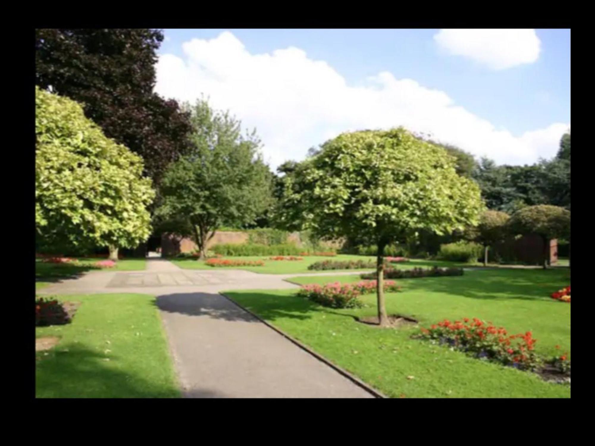 Cosy 2 Bedroom Sleeps 5 St Helens, Contractors Welcome Holiday home *