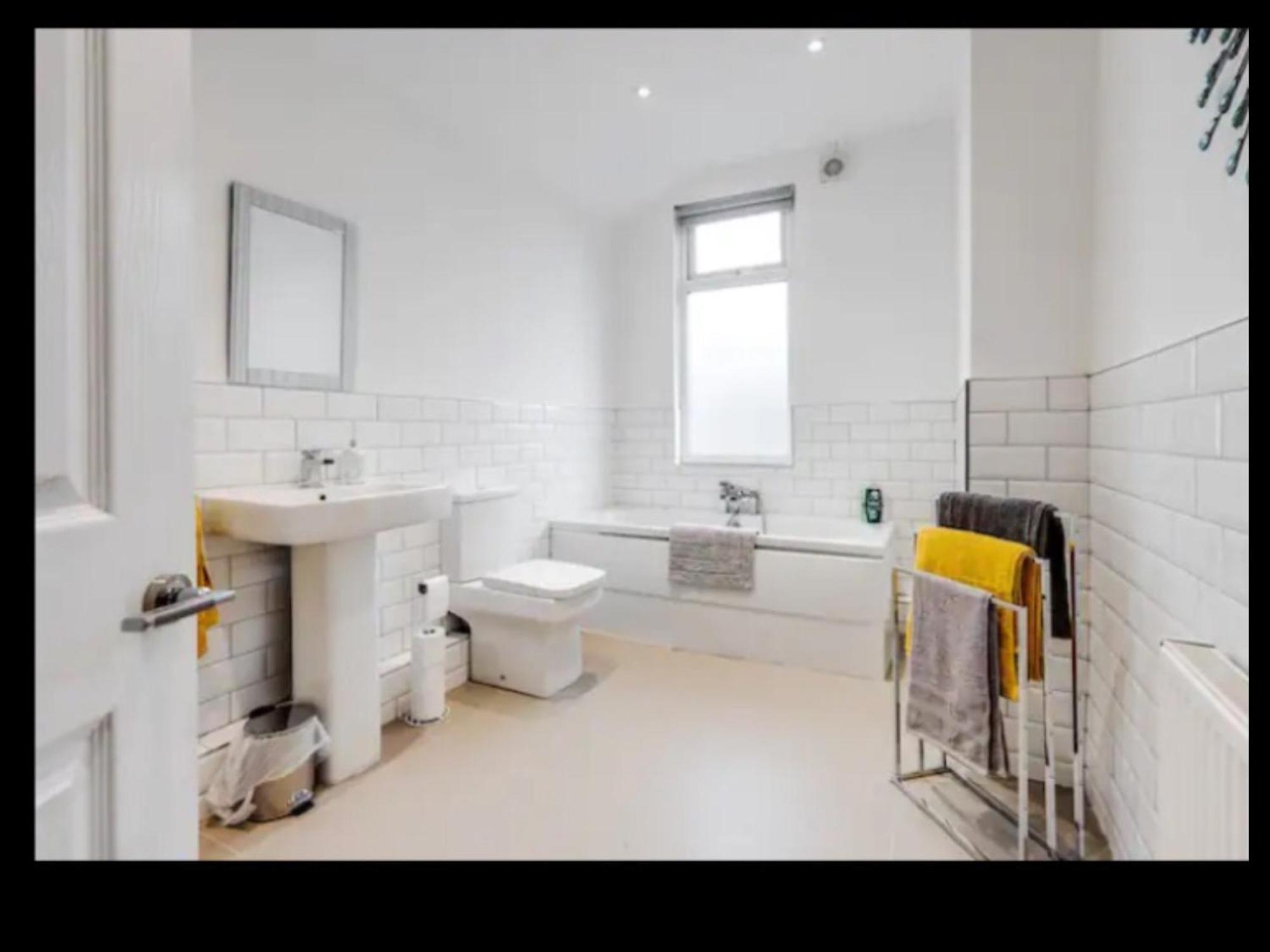 Cosy 2 Bedroom Sleeps 5 St Helens, Contractors Welcome Liverpool