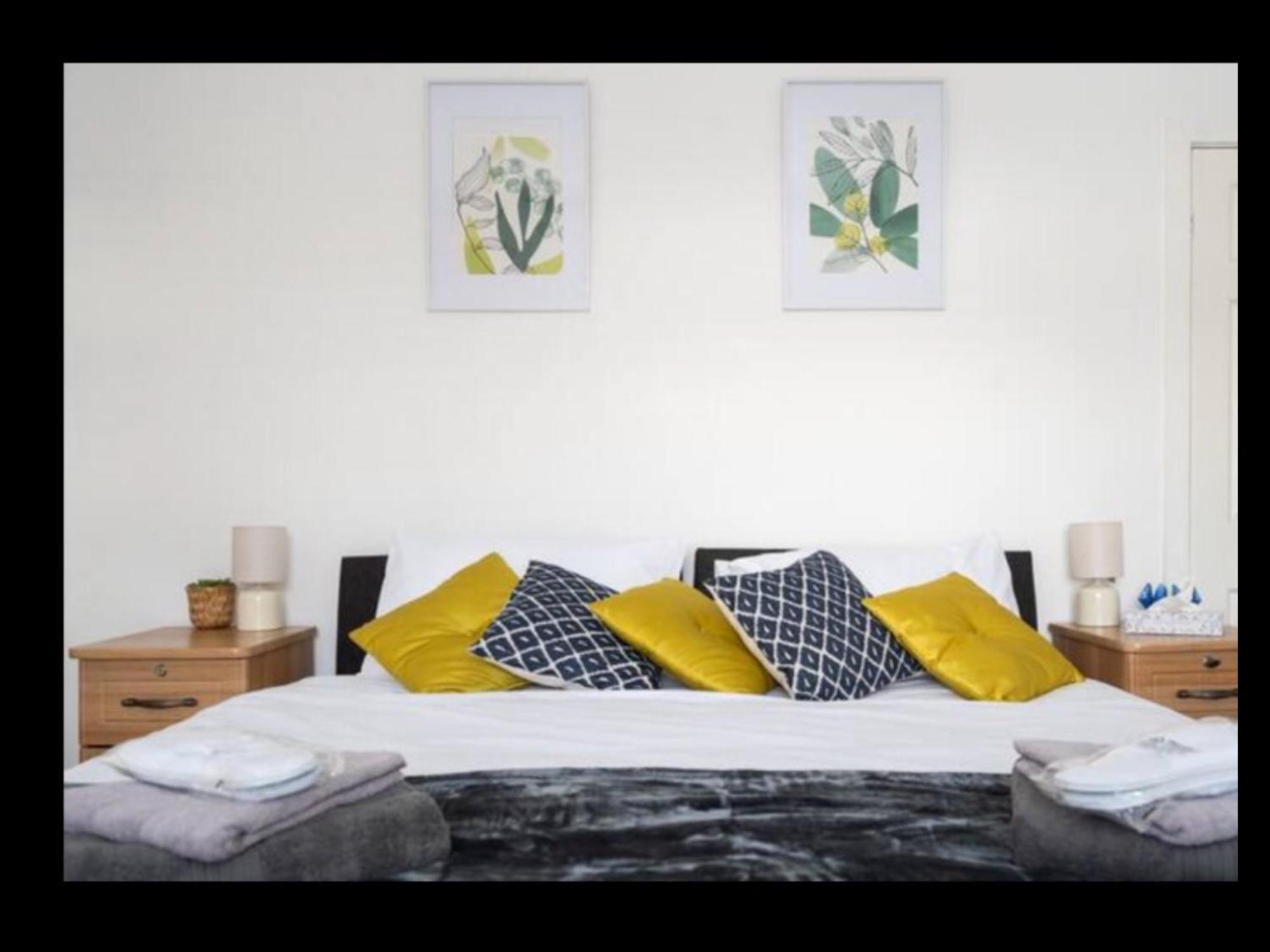 Cosy 2 Bedroom Sleeps 5 St Helens, Contractors Welcome Holiday home