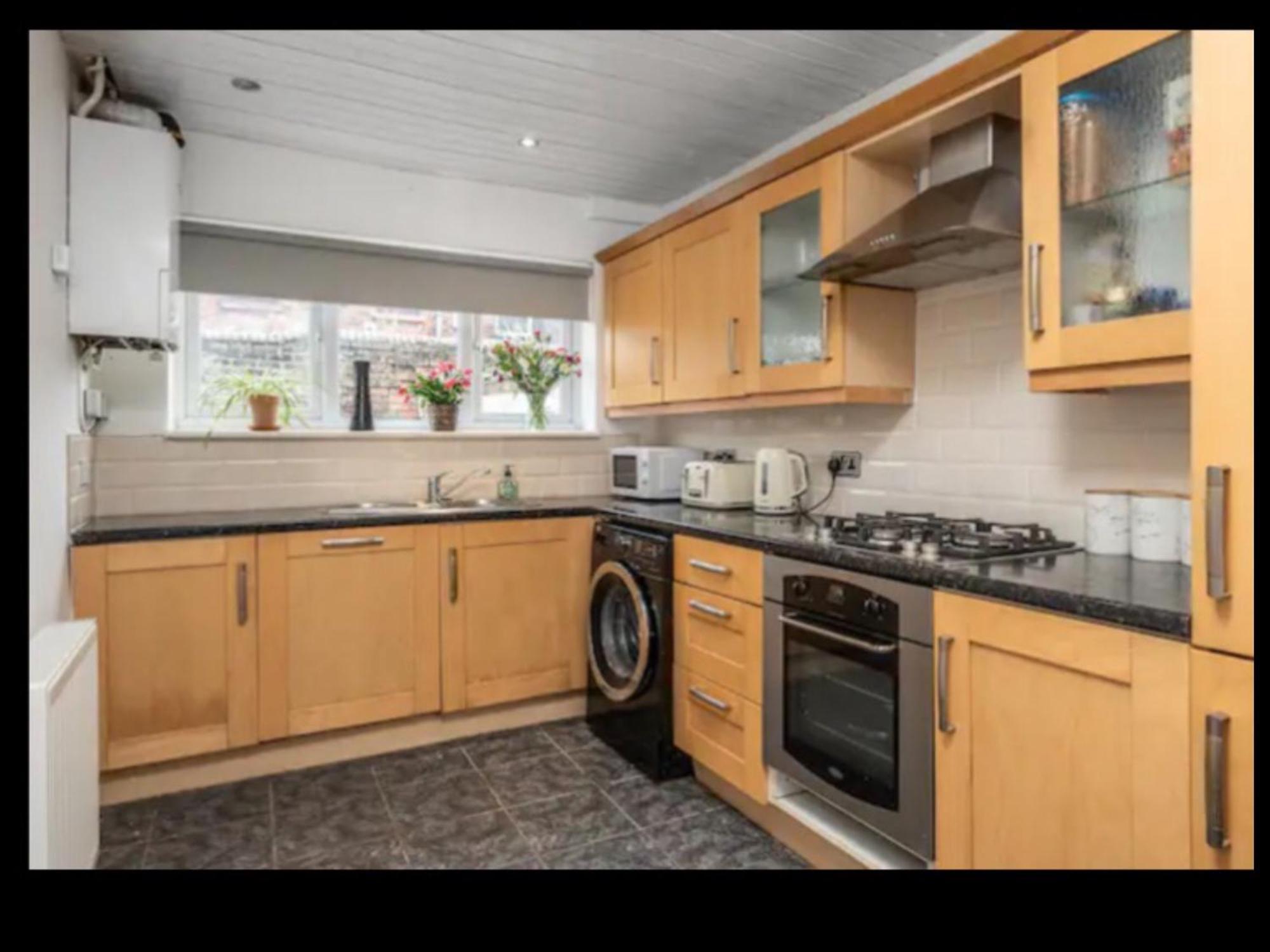 Cosy 2 Bedroom Sleeps 5 St Helens, Contractors Welcome *